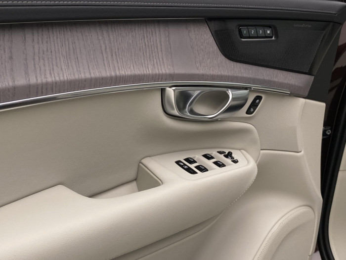 Volvo XC90 T8 AWD Plug-in BRIGHT PLUS 7m na operativní leasing