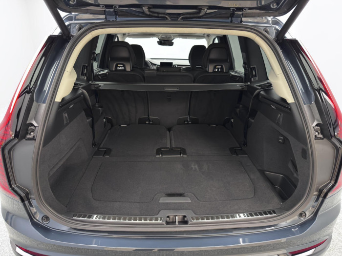 Volvo XC90 T8 AWD Plug-in ULTRA DARK 7m na operativní leasing