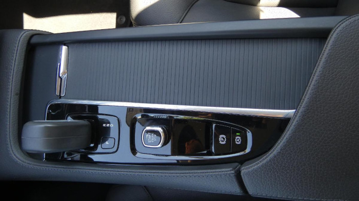 Volvo V90 B4 mHEV AWD aut. Momentum Pro na operativní leasing