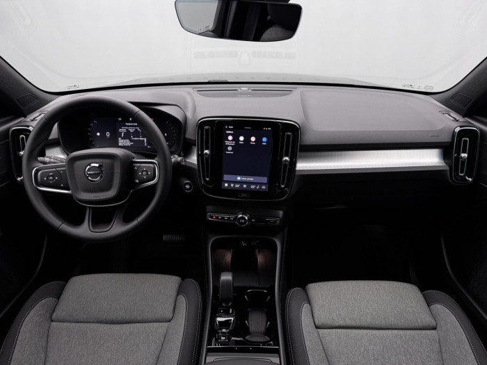 Volvo XC40 B3 AUT DARK PLUS na operativní leasing