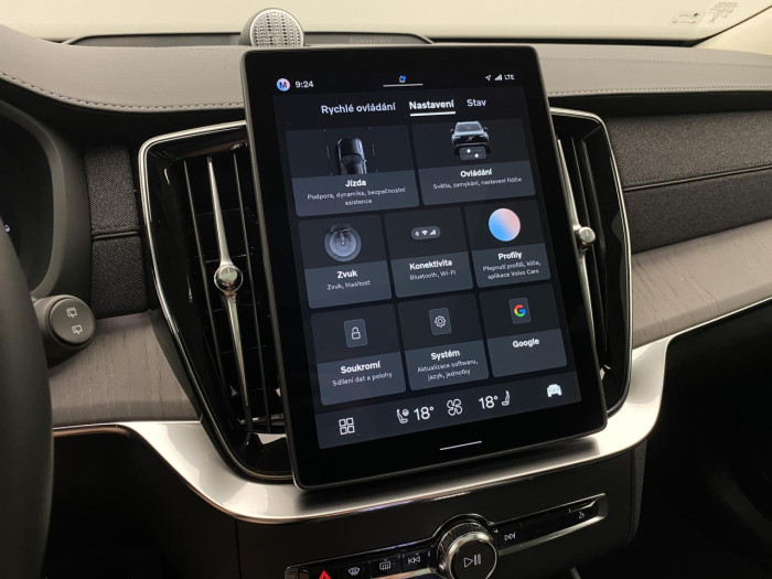 Volvo XC90 T8 AWD Plug-in DARK ULTRA na operativní leasing