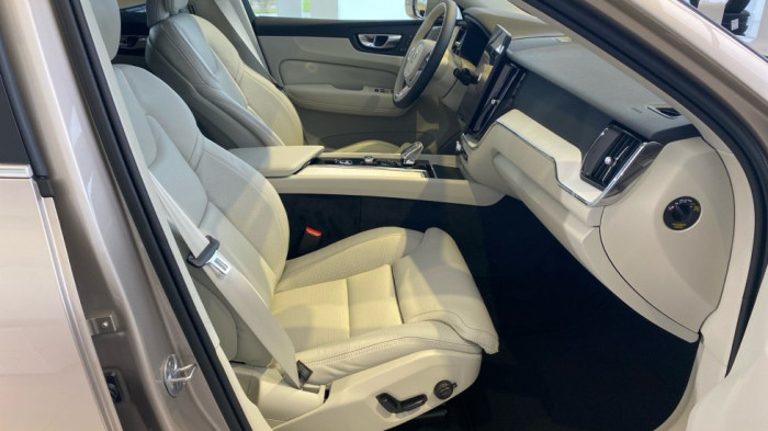 Volvo XC60 PLUS BRIGHT, B5 AWD, 184+10 kW / 250+14 HP na operativní leasing