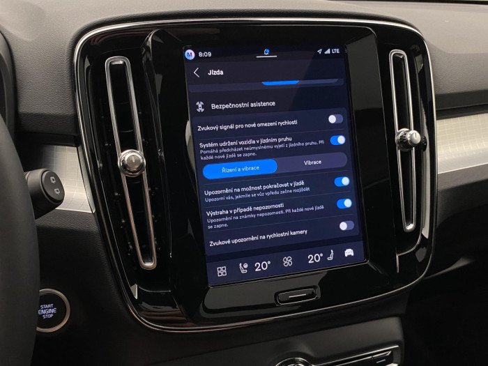 Volvo XC40 B3 AUT DARK PLUS na operativní leasing