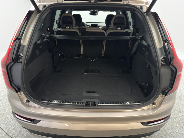 Volvo XC90 T8 AWD Plug-in ULTRA DARK 7m na operativní leasing
