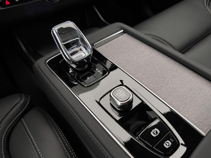 Volvo XC90 T8 AWD Plug-in BRIGHT PLUS 7m na operativní leasing