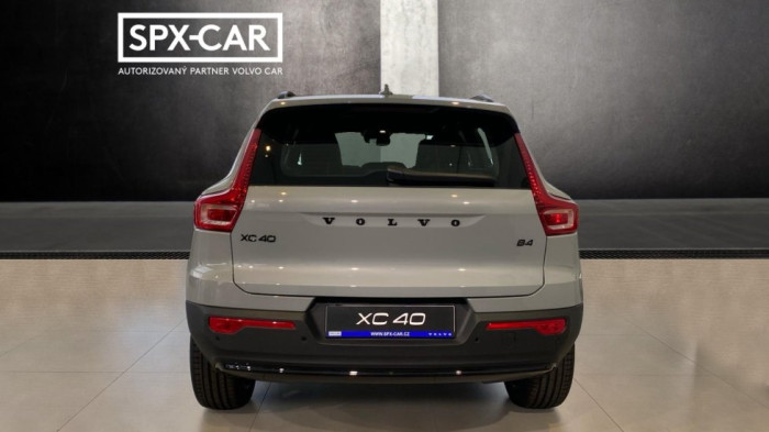 Volvo XC40 PLUS BLACK EDITION, B4 FWD, 145+10 kW / 197+14 HP na operativní leasing