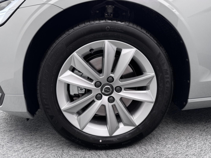 Volvo V60 B4 AUT CORE na operativní leasing