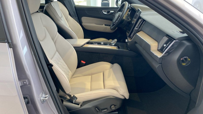 Volvo XC60 PLUS DARK, B5 AWD, 184+10 kW / 250+14 HP na operativní leasing