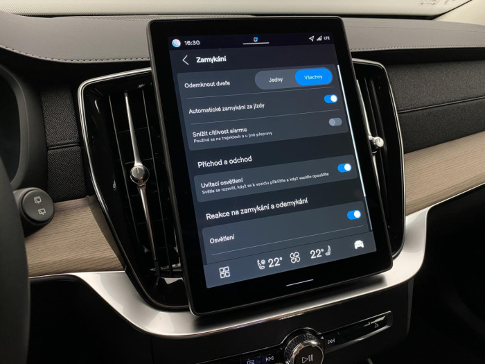 Volvo XC90 T8 AWD RECHARGE BRIGHT PLUS 7m na operativní leasing