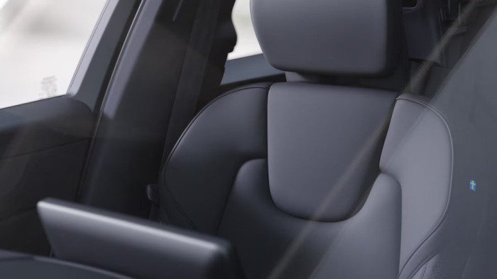 Volvo XC60 PLUS BRIGHT, B5 AWD, 184+10 kW / 250+14 HP na operativní leasing