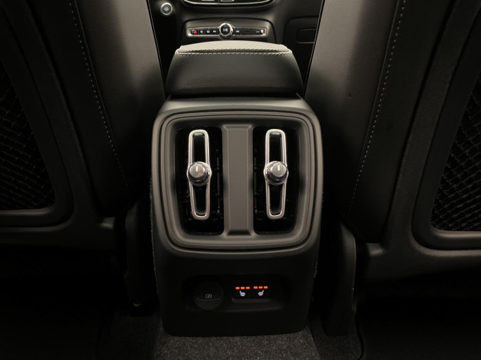 Volvo XC40 B4 AUT DARK PLUS na operativní leasing
