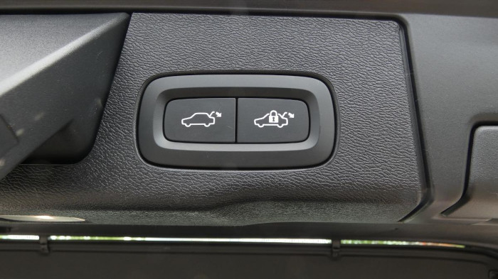 Volvo XC60 B4 mHEV AWD Plus Dark na operativní leasing