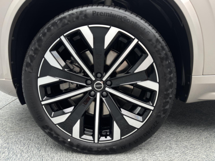 Volvo XC90 T8 AWD Plug-in ULTRA DARK 7m na operativní leasing