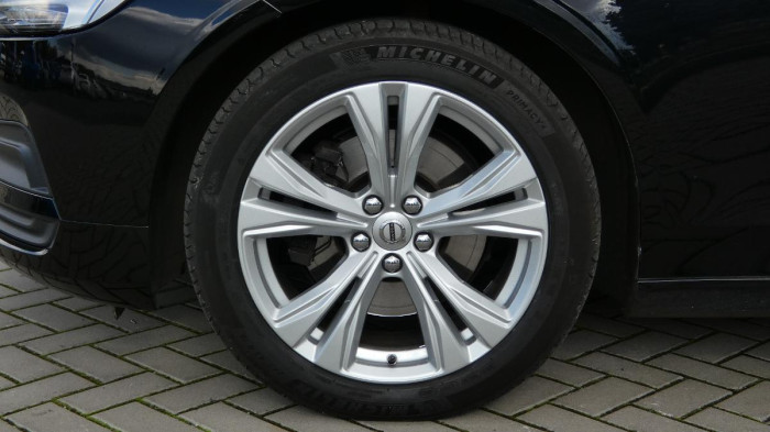 Volvo V90 B4 AWD Diesel Momentum na operativní leasing