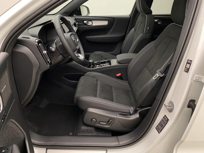 Volvo XC40 B3 AUT DARK PLUS na operativní leasing
