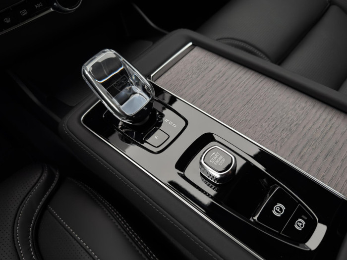 Volvo XC90 T8 AWD Plug-in DARK PLUS 7m na operativní leasing