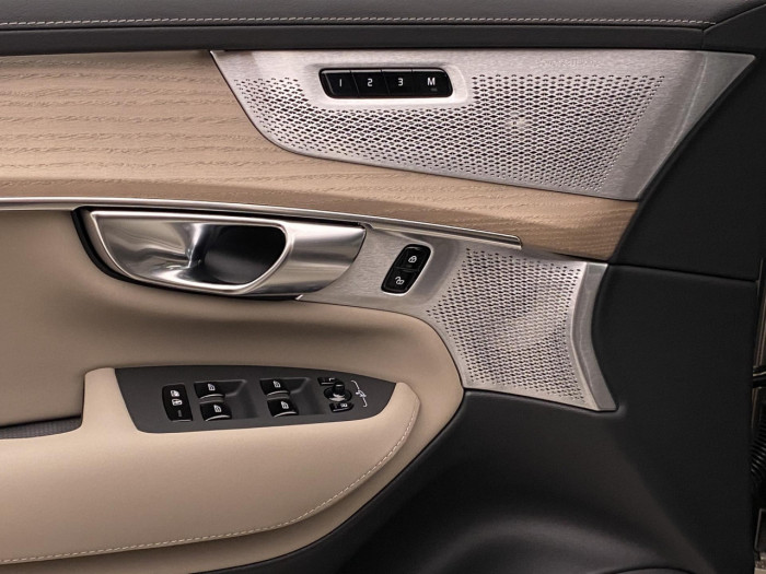 Volvo XC90 T8 AWD Plug-in DARK PLUS 7m na operativní leasing