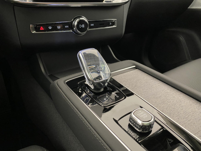 Volvo XC90 T8 AWD Plug-in DARK PLUS 7m na operativní leasing