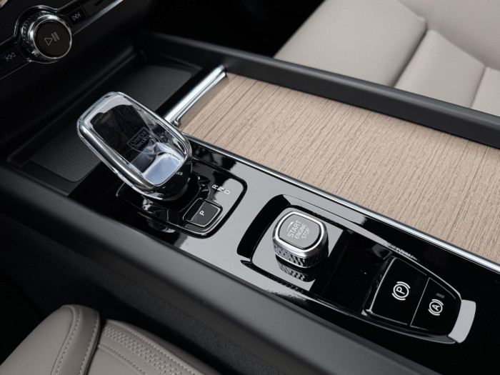 Volvo XC60 B5 AWD AUT DARK PLUS na operativní leasing