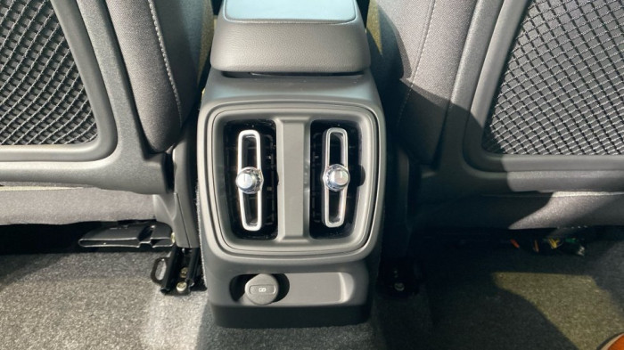 Volvo XC40 PLUS BLACK EDITION, B4 FWD, 145+10 kW / 197+14 HP na operativní leasing