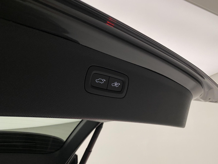 Volvo XC90 T8 AWD RECHARGE DARK PLUS 7m na operativní leasing