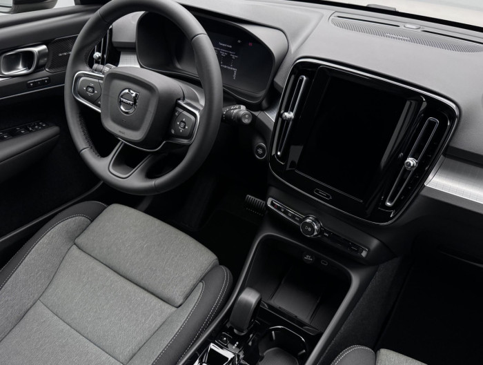 Volvo XC40 B3 AUT DARK PLUS na operativní leasing
