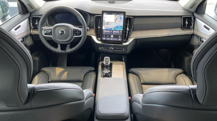 Volvo XC90 PLUS BRIGHT, B5 AWD, 184+10 kW / 250+14 HP na operativní leasing