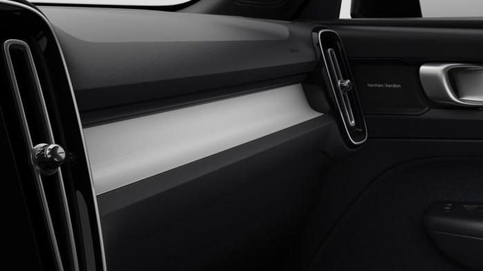 Volvo XC40 B3 AUT DARK PLUS na operativní leasing