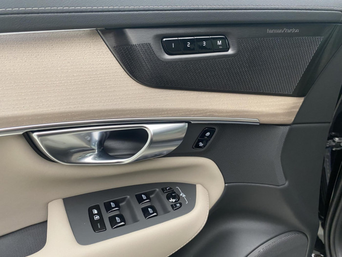 Volvo XC90 T8 AWD Plug-in BRIGHT PLUS 7m na operativní leasing