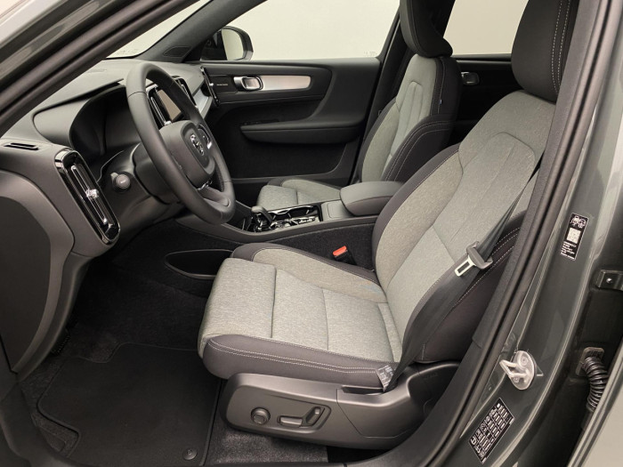 Volvo XC40 B4 AUT DARK PLUS na operativní leasing