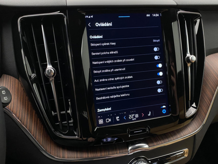 Volvo XC60 B5 AWD AUT DARK PLUS na operativní leasing