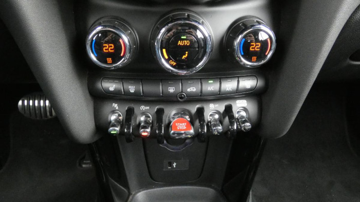 Volvo XC40 B3 PLUS DARK DCT na operativní leasing