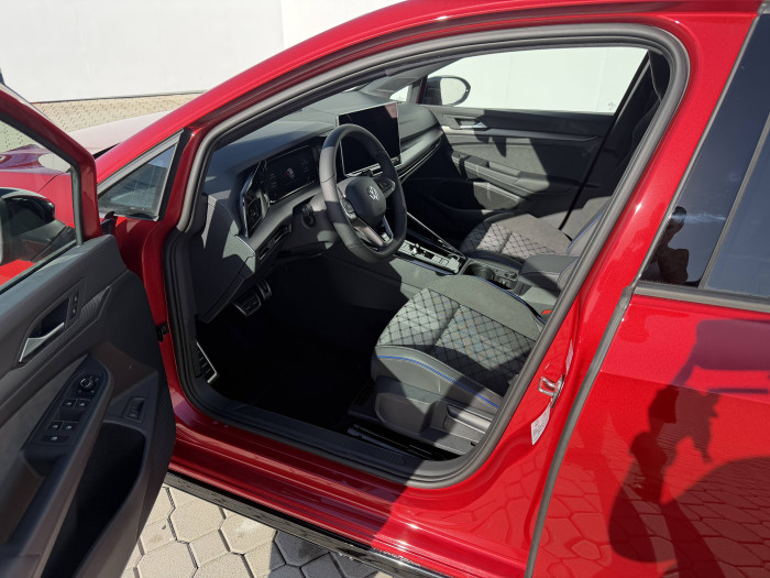 Volkswagen Golf Variant R-Line People 7DSG mHEV 1,5eTSI / 110kW na operativní leasing