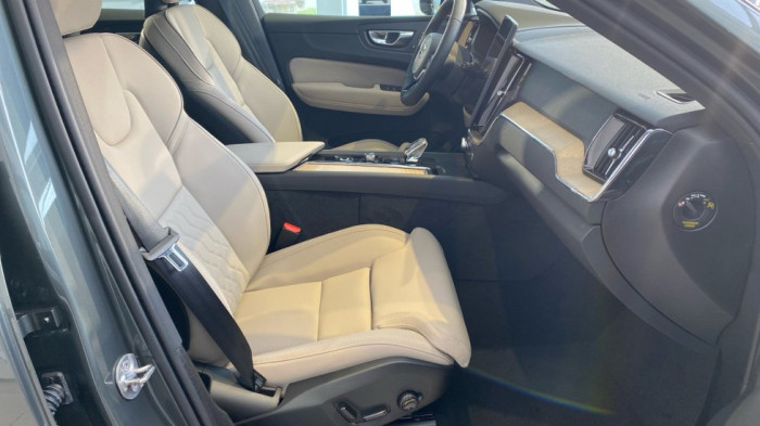 Volvo XC60 PLUS BRIGHT, B5 AWD, 184+10 kW / 250+14 HP na operativní leasing