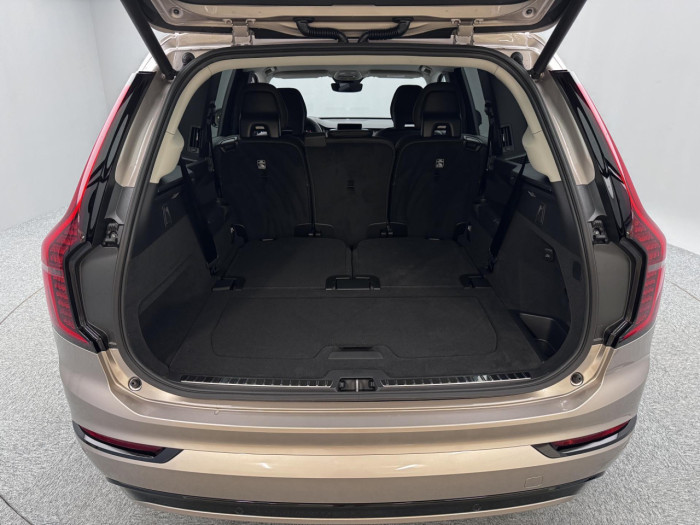 Volvo XC90 T8 AWD Plug-in DARK PLUS 7m na operativní leasing
