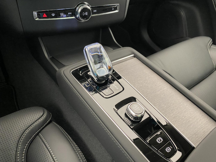 Volvo XC90 T8 AWD Plug-in DARK ULTRA na operativní leasing