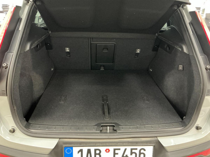 Volvo XC40 B3 PLUS DARK DCT na operativní leasing