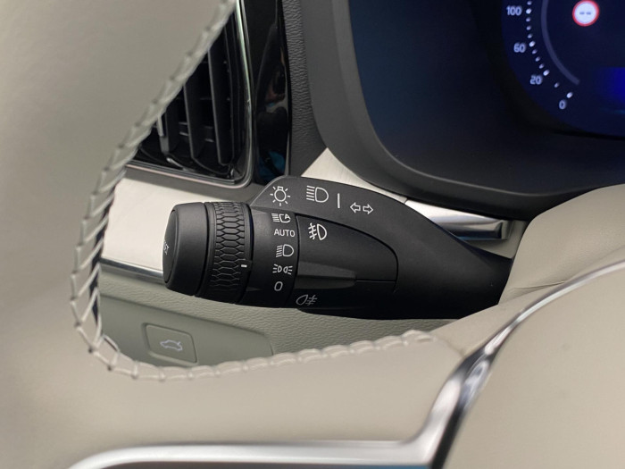 Volvo XC60 B5 AWD AUT DARK PLUS na operativní leasing