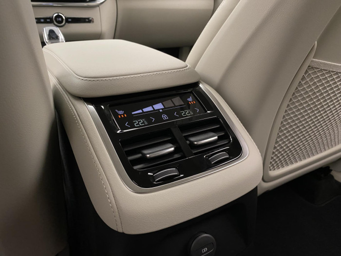 Volvo XC90 T8 AWD Plug-in BRIGHT PLUS 7m na operativní leasing