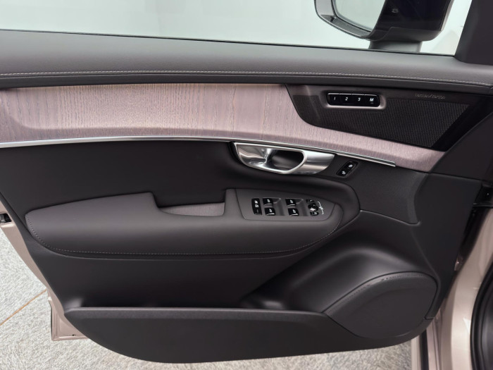 Volvo XC90 T8 AWD Plug-in DARK PLUS 7m na operativní leasing
