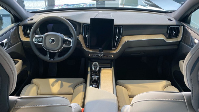 Volvo XC60 PLUS BRIGHT, B5 AWD, 184+10 kW / 250+14 HP na operativní leasing