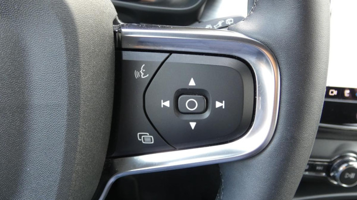 Volvo XC40 B3 mHEV Plus Dark aut. na operativní leasing