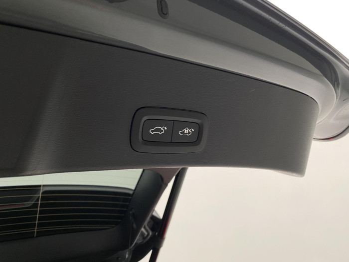 Volvo XC40 B4 AUT DARK PLUS na operativní leasing