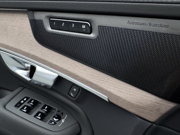 Volvo XC90 T8 AWD Plug-in ULTRA DARK 7m na operativní leasing