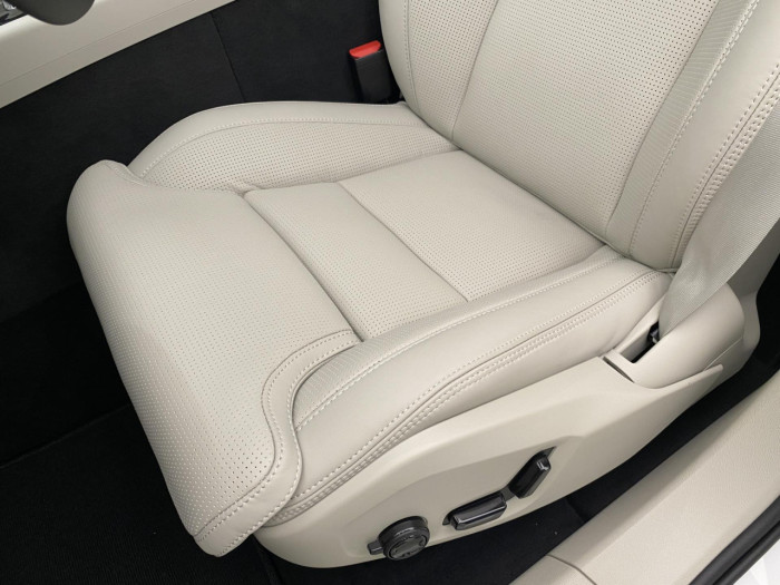 Volvo XC60 B5 AWD AUT DARK PLUS na operativní leasing