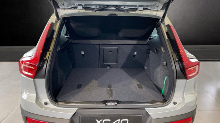 Volvo XC40 PLUS BLACK EDITION, B4 FWD, 145+10 kW / 197+14 HP na operativní leasing