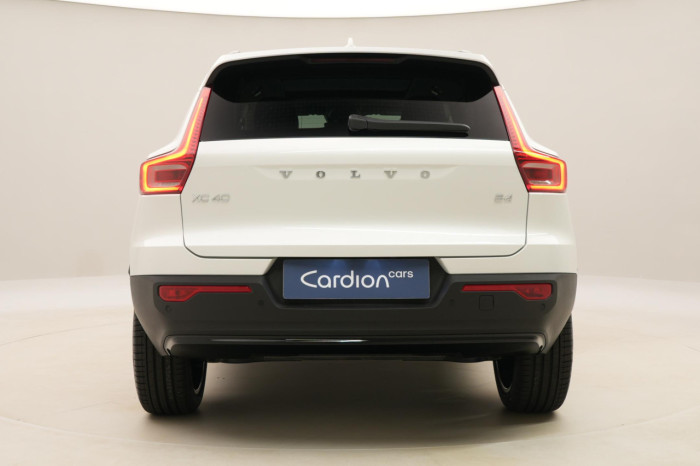 Volvo XC40 B4 AUT DARK PLUS na operativní leasing