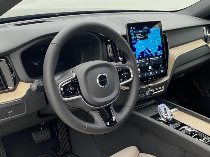 Volvo XC60 B5 AWD AUT DARK PLUS na operativní leasing