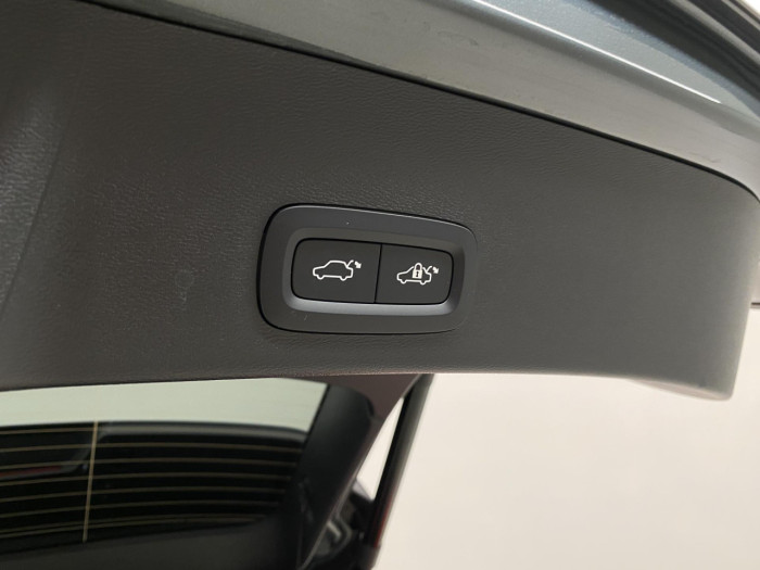 Volvo XC40 B3 AUT DARK PLUS na operativní leasing