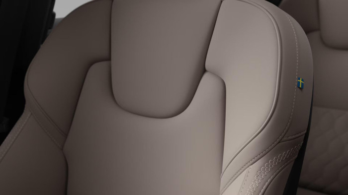 Volvo XC60 B5 AWD AUT DARK PLUS na operativní leasing